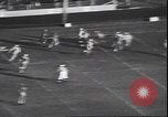 Standbild Football Game Denver Colorado USA, 1940, aus Sekunde 45 historischem Filmmaterial Videoclip 65675059029