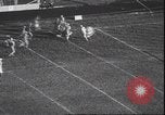 Standbild Football Game Denver Colorado USA, 1940, aus Sekunde 47 historischem Filmmaterial Videoclip 65675059029