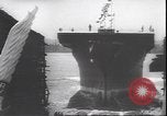 Standbild Start der USS Natoma Bay CVE-62 Vancouver Washington USA, 1943, aus Sekunde 34 historischem Filmmaterial Videoclip 65675059035