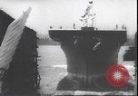 Standbild Start der USS Natoma Bay CVE-62 Vancouver Washington USA, 1943, aus Sekunde 35 historischem Filmmaterial Videoclip 65675059035