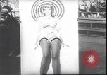 Standbild schönsten Beine contest Palisades Park New Jersey USA, 1943, aus Sekunde 5 historischem Filmmaterial Videoclip 65675059037