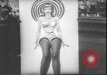 Standbild schönsten Beine contest Palisades Park New Jersey USA, 1943, aus Sekunde 6 historischem Filmmaterial Videoclip 65675059037