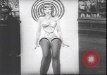Standbild schönsten Beine contest Palisades Park New Jersey USA, 1943, aus Sekunde 7 historischem Filmmaterial Videoclip 65675059037