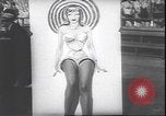 Standbild schönsten Beine contest Palisades Park New Jersey USA, 1943, aus Sekunde 8 historischem Filmmaterial Videoclip 65675059037