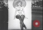 Standbild schönsten Beine contest Palisades Park New Jersey USA, 1943, aus Sekunde 9 historischem Filmmaterial Videoclip 65675059037