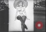 Standbild schönsten Beine contest Palisades Park New Jersey USA, 1943, aus Sekunde 10 historischem Filmmaterial Videoclip 65675059037
