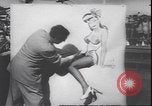 Standbild schönsten Beine contest Palisades Park New Jersey USA, 1943, aus Sekunde 41 historischem Filmmaterial Videoclip 65675059037