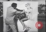 Standbild schönsten Beine contest Palisades Park New Jersey USA, 1943, aus Sekunde 42 historischem Filmmaterial Videoclip 65675059037