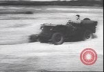 Standbild Militär Jeep Australien, 1943, aus Sekunde 29 historischem Filmmaterial Videoclip 65675059040