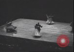 Standbild Lindy Hop und Wiener Walzer tanzen New York City USA, 1943, aus Sekunde 10 historischem Filmmaterial Videoclip 65675059042