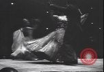 Standbild Lindy Hop und Wiener Walzer tanzen New York City USA, 1943, aus Sekunde 13 historischem Filmmaterial Videoclip 65675059042