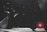 Standbild Lindy Hop und Wiener Walzer tanzen New York City USA, 1943, aus Sekunde 14 historischem Filmmaterial Videoclip 65675059042