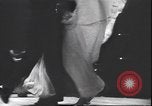 Standbild Lindy Hop und Wiener Walzer tanzen New York City USA, 1943, aus Sekunde 16 historischem Filmmaterial Videoclip 65675059042
