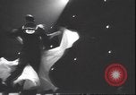 Standbild Lindy Hop und Wiener Walzer tanzen New York City USA, 1943, aus Sekunde 17 historischem Filmmaterial Videoclip 65675059042