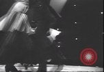 Standbild Lindy Hop und Wiener Walzer tanzen New York City USA, 1943, aus Sekunde 18 historischem Filmmaterial Videoclip 65675059042