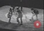 Standbild Lindy Hop und Wiener Walzer tanzen New York City USA, 1943, aus Sekunde 24 historischem Filmmaterial Videoclip 65675059042