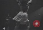 Standbild Lindy Hop und Wiener Walzer tanzen New York City USA, 1943, aus Sekunde 28 historischem Filmmaterial Videoclip 65675059042