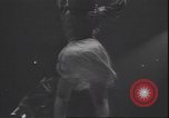 Standbild Lindy Hop und Wiener Walzer tanzen New York City USA, 1943, aus Sekunde 29 historischem Filmmaterial Videoclip 65675059042