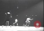 Standbild Lindy Hop und Wiener Walzer tanzen New York City USA, 1943, aus Sekunde 31 historischem Filmmaterial Videoclip 65675059042