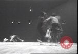 Standbild Lindy Hop und Wiener Walzer tanzen New York City USA, 1943, aus Sekunde 34 historischem Filmmaterial Videoclip 65675059042