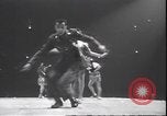 Standbild Lindy Hop und Wiener Walzer tanzen New York City USA, 1943, aus Sekunde 41 historischem Filmmaterial Videoclip 65675059042