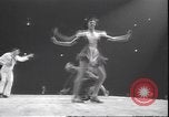 Standbild Lindy Hop und Wiener Walzer tanzen New York City USA, 1943, aus Sekunde 44 historischem Filmmaterial Videoclip 65675059042