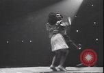 Standbild Lindy Hop und Wiener Walzer tanzen New York City USA, 1943, aus Sekunde 46 historischem Filmmaterial Videoclip 65675059042