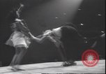 Standbild Lindy Hop und Wiener Walzer tanzen New York City USA, 1943, aus Sekunde 49 historischem Filmmaterial Videoclip 65675059042