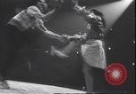 Standbild Lindy Hop und Wiener Walzer tanzen New York City USA, 1943, aus Sekunde 50 historischem Filmmaterial Videoclip 65675059042