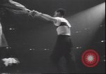 Standbild Lindy Hop und Wiener Walzer tanzen New York City USA, 1943, aus Sekunde 54 historischem Filmmaterial Videoclip 65675059042