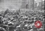 Immagine di Corpo morto di Mussolini Milano Italia, 1945, secondo 11 filmato di repertorio 65675059045