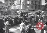 Immagine di Corpo morto di Mussolini Milano Italia, 1945, secondo 16 filmato di repertorio 65675059045