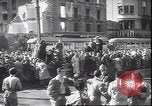 Immagine di Corpo morto di Mussolini Milano Italia, 1945, secondo 18 filmato di repertorio 65675059045