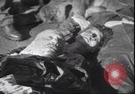 Immagine di Corpo morto di Mussolini Milano Italia, 1945, secondo 23 filmato di repertorio 65675059045