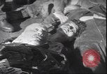 Immagine di Corpo morto di Mussolini Milano Italia, 1945, secondo 24 filmato di repertorio 65675059045