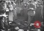 Immagine di Corpo morto di Mussolini Milano Italia, 1945, secondo 25 filmato di repertorio 65675059045