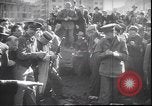 Immagine di Corpo morto di Mussolini Milano Italia, 1945, secondo 26 filmato di repertorio 65675059045