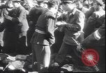 Immagine di Corpo morto di Mussolini Milano Italia, 1945, secondo 28 filmato di repertorio 65675059045