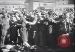 Immagine di Corpo morto di Mussolini Milano Italia, 1945, secondo 36 filmato di repertorio 65675059045