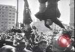 Immagine di Corpo morto di Mussolini Milano Italia, 1945, secondo 46 filmato di repertorio 65675059045