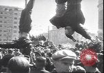 Immagine di Corpo morto di Mussolini Milano Italia, 1945, secondo 47 filmato di repertorio 65675059045