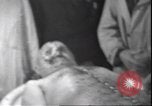 Standbild Leiche von Mussolini Mailand Italien, 1945, aus Sekunde 3 historischem Filmmaterial Videoclip 65675059051