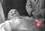 Standbild Leiche von Mussolini Mailand Italien, 1945, aus Sekunde 10 historischem Filmmaterial Videoclip 65675059051