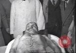 Standbild Leiche von Mussolini Mailand Italien, 1945, aus Sekunde 11 historischem Filmmaterial Videoclip 65675059051