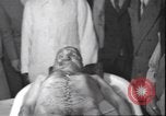 Standbild Leiche von Mussolini Mailand Italien, 1945, aus Sekunde 12 historischem Filmmaterial Videoclip 65675059051