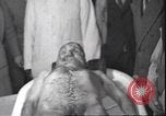 Standbild Leiche von Mussolini Mailand Italien, 1945, aus Sekunde 13 historischem Filmmaterial Videoclip 65675059051