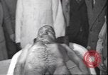 Standbild Leiche von Mussolini Mailand Italien, 1945, aus Sekunde 14 historischem Filmmaterial Videoclip 65675059051