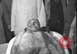 Standbild Leiche von Mussolini Mailand Italien, 1945, aus Sekunde 15 historischem Filmmaterial Videoclip 65675059051