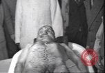 Standbild Leiche von Mussolini Mailand Italien, 1945, aus Sekunde 16 historischem Filmmaterial Videoclip 65675059051