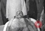 Standbild Leiche von Mussolini Mailand Italien, 1945, aus Sekunde 17 historischem Filmmaterial Videoclip 65675059051